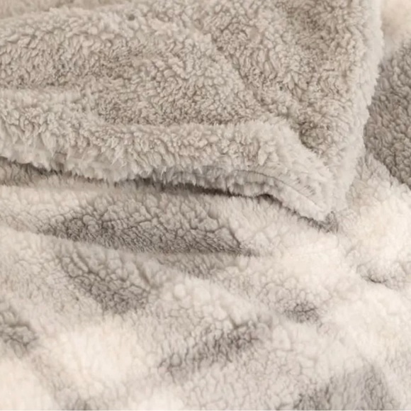 Life Comfort reversible Sherpa throw blanket 96’x104’ - Picture 3 of 5